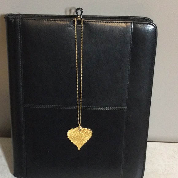 Gold filigree leaf drop on gold chain necklace - Picture 2 of 6